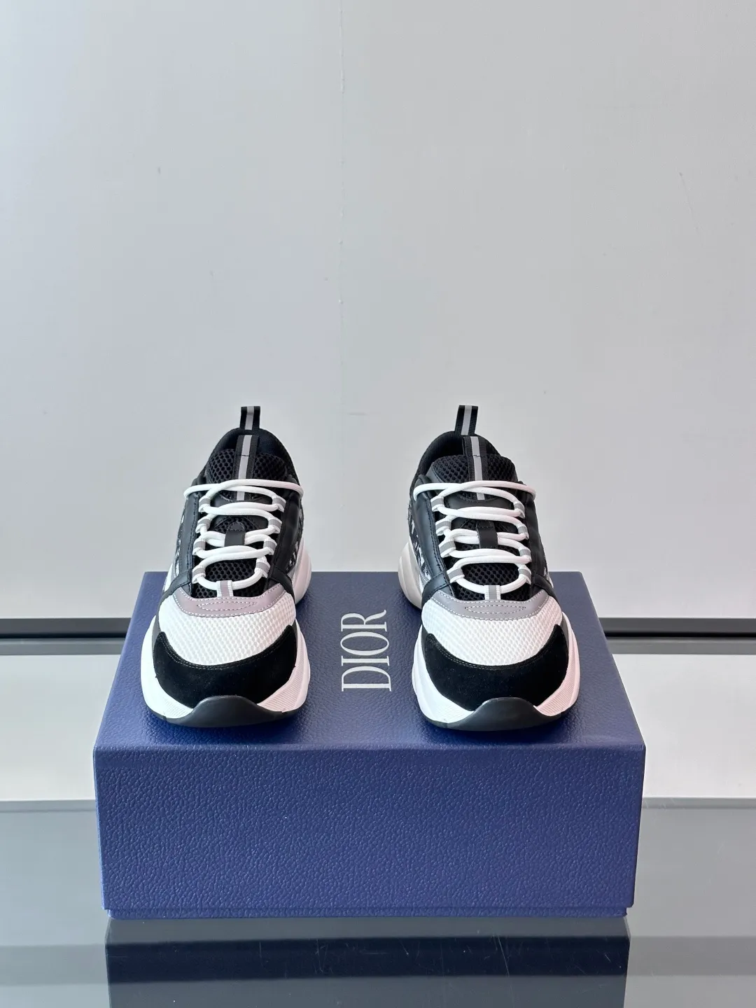 Factory price: 480💰 ◾️▫️Dior D®️ x 🆕 (high version) B22 men's jogging fashion sneakers, this single product draws inspiration from retro jogging shoes. It adopts a thick low-top design, with an upper made of black cow leather and mesh fabric, and a black and white engraved rubber sole. Black mesh fabric tongue and heel counters complement black laces, with an embossed "Di~r" logo embellishment on the side. These sneakers can be mixed and matched with a classic suit for a sporty chic look! Size: 39-45 (38, 46, 47 can be customized)